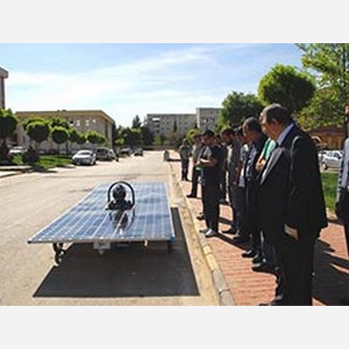 ”ORETRON” adın ı verdikleri güneş enerjisi ile çalışan otomobili inceledi.