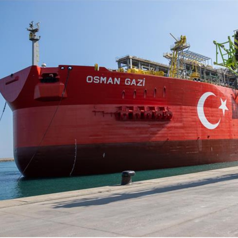 Türkiye’nin ilk yüzer doğal gaz üretim platformu Osman Gazi, Filyos Limanı’na demirledi